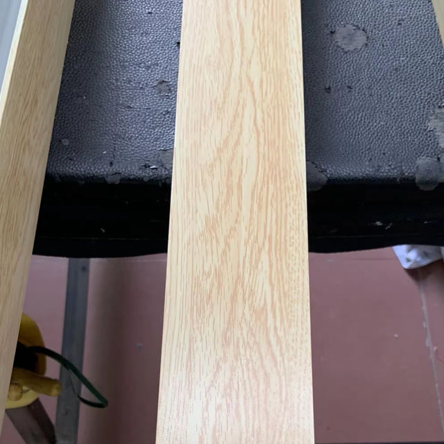 Lámpara colgante lineal de aluminio con acabado en madera 